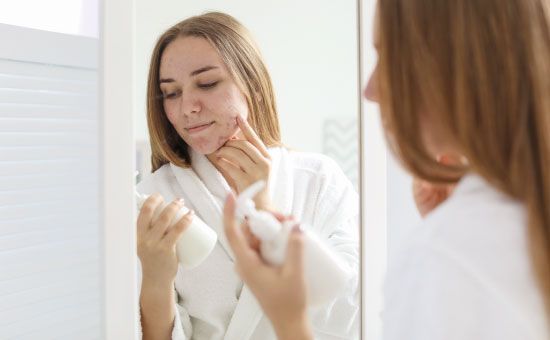 Comment aider sa peau à lutter contre les imperfections ?